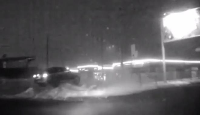 Мужчина врезался в гору снега. Кадр из видео