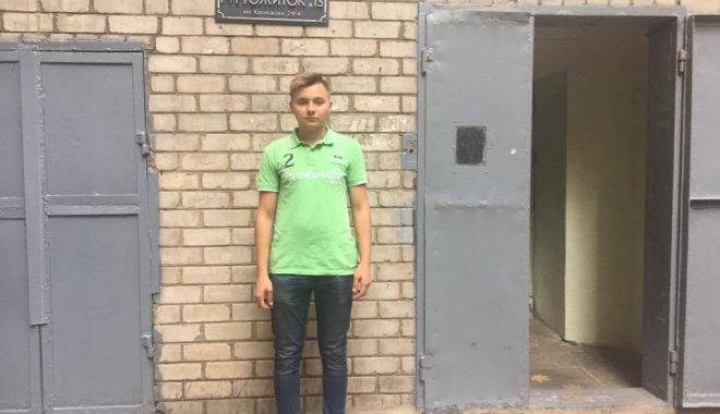 Дмитрий на входе в общежитие. Фото: NewsRoom