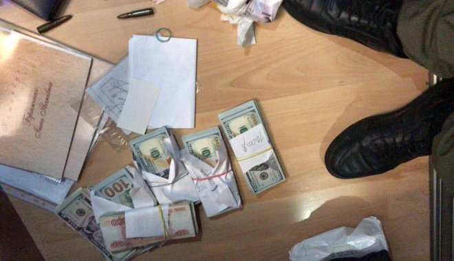 Силовики изъяли $50 тысяч. Фото: Ю.Луценко