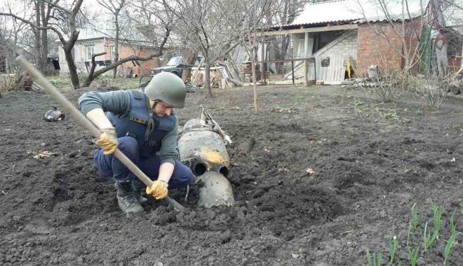 Бойцы ГСЧС разминируют город. Фото: dsns.gov.ua