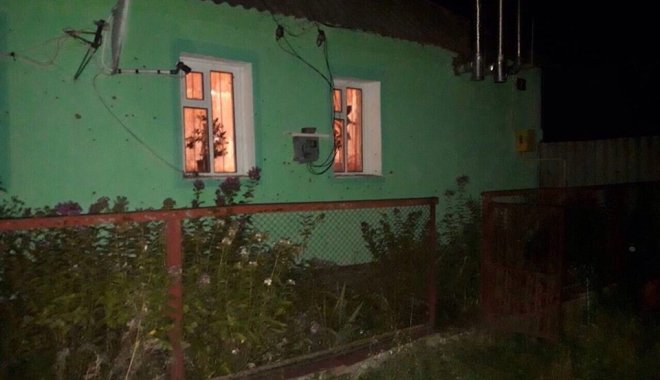 Осколки поселки стены дома. Фото: ГУНП