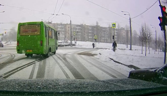 Водитель проехал на красный. Кадр из видео