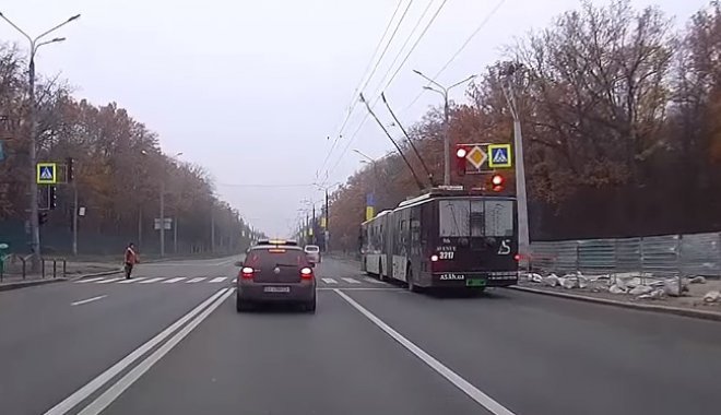 Момент проезда на красный. Кадр из видео