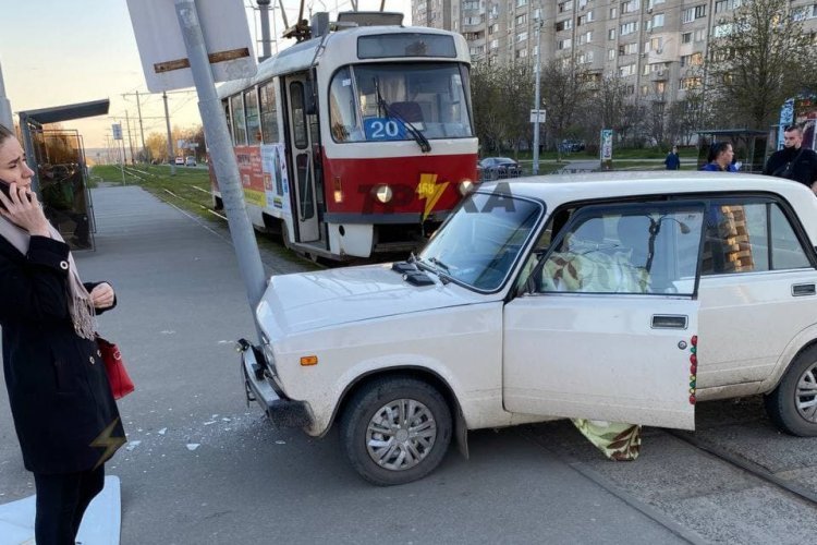 Машина врезалась в столб фото