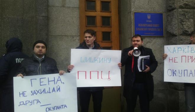 Под мэрию пришли около 50 протестующих с плакатами. Фото: Алексей Басакин Под мэрию пришли около 50 протестующих с плакатами. Фото: Алексей Басакин