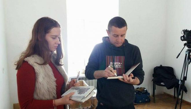 Сергей Жадан подарил ребятам свои книги с автографами. Фото: facebook.com