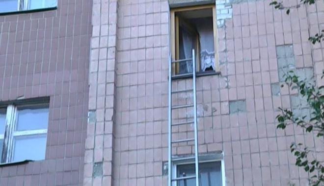 Силовики попали в квартиру погибших через окно. Кадр из видео
