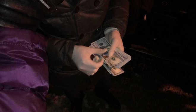 Сумма взятки составила $8 тысяч. Фото: СБУ