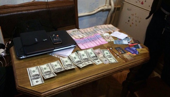 Полиция изъяла деньги и технику. Фото: ГУНП