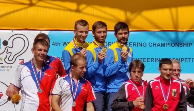 Крайний слева в верхнем ряду - Дмитрий Левин. Фото: deafsport.org.ua