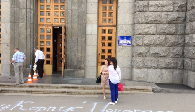 Работники убирают на крыльце мэрии.Фото: Типичный Харьков
