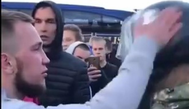 Величко несколько раз ударил полицейского по шлему. Кадр из видео