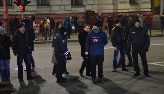 Дронов был пристегнут наручниками к полицейскому. Фото: NewsRoom