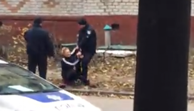 Женщине не дали наложить на себя руки. Кадр из видео