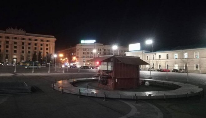 Монтаж елки уже начался. Фото: МГ "Объектив"