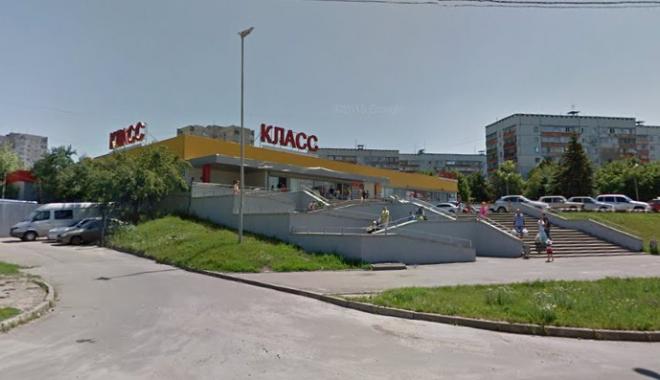 Драка произошла возле "Класса". Фото: google.com.ua