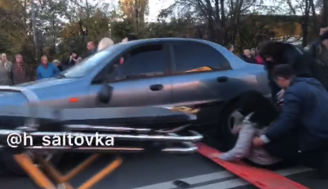 Женщину доставили в больницу. Кадр из видео