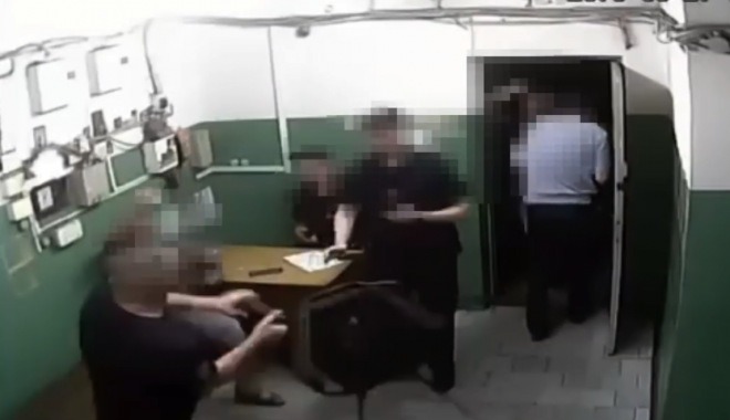 Избиение задержанного. Кадр из видео