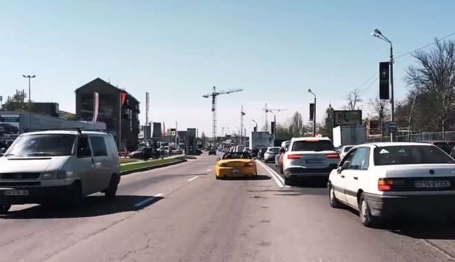 Езда по встречке на Клочковской. кадр из видео