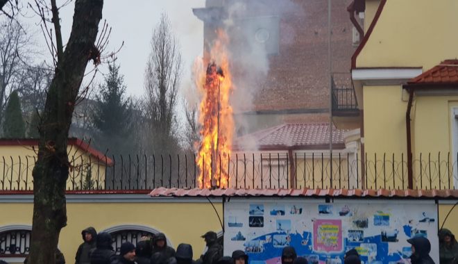 Пожар на территории консульства. Фото: NewsRoom