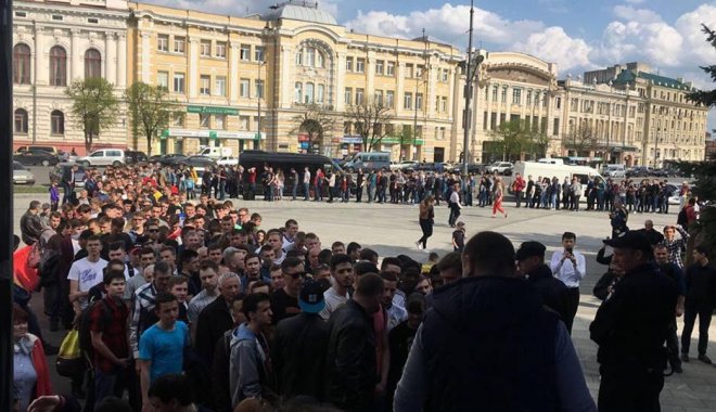 Очередь растянулась на половину площади Конституции. Фото: А.Бабичев