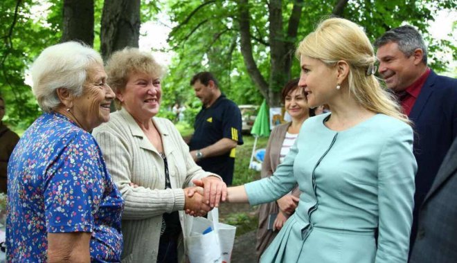 Светличная во время визита в Богодуховский район. Фото: facebook.com