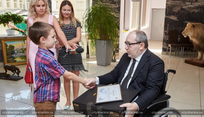 Кернес наградил Тихона Черняева. Фото: Харьковский городской совет