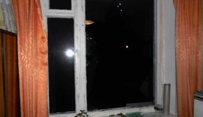 Мужчины выпрыгнул в окно. Фото: ГУНП