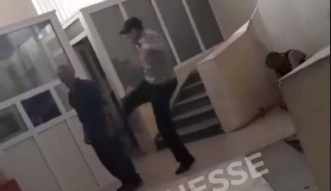 Полицейский ударил мужчину. Скриншот из видео Orjeunesse