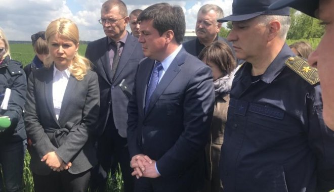Светличная и Зубко в поле под Балаклеей. Фото: kharkivoda.gov.ua