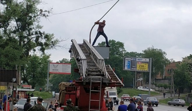 Мужчина угрожал прыгнуть вниз. Фото: ХХ