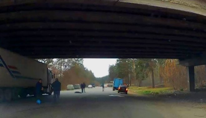 Мужчину нашли под мостом. Кадр из видео