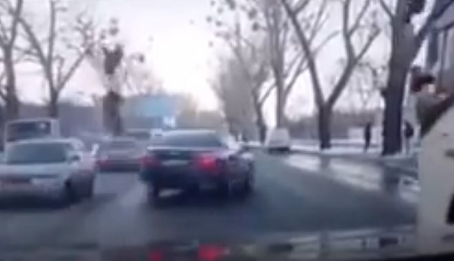 Погибшего подбросило в воздух. Кадр из видео