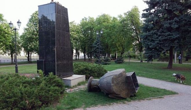 Монумент после действий "неизвестных". Фото: Фрайкор