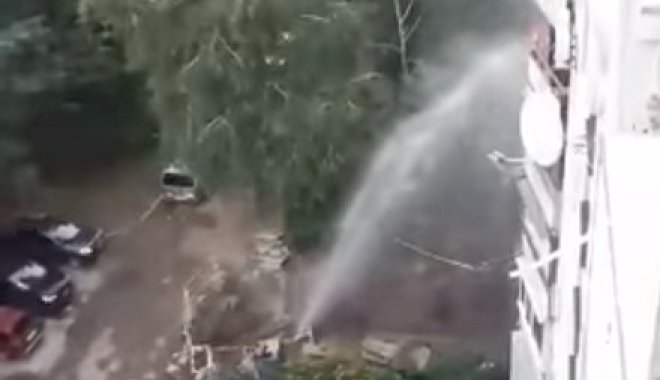 Вода добила до седьмого этажа. Кадр из видео