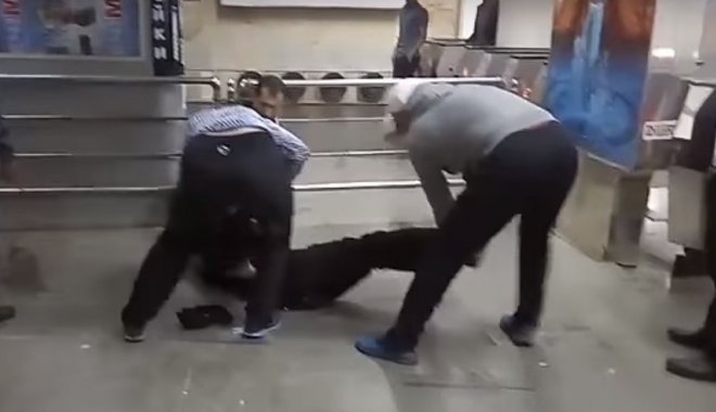 Мужчина оказал сопротивление полиции. Кадр из видео