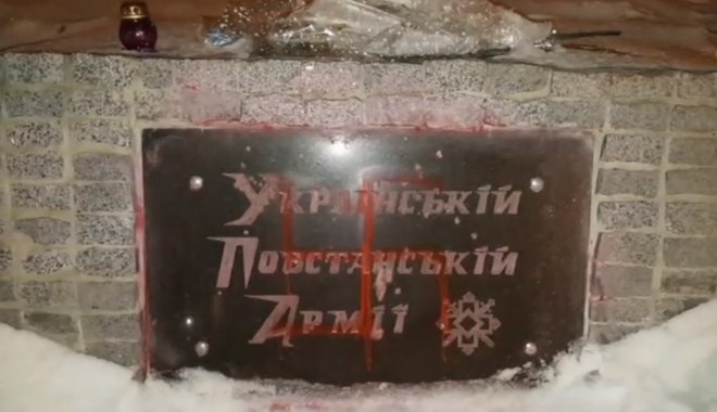 Вандалы нарисовали свастику. Кадр из видео