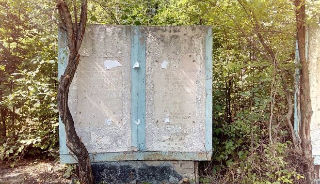 Неизвестные сорвали все снимки. Фото: А.Соболев