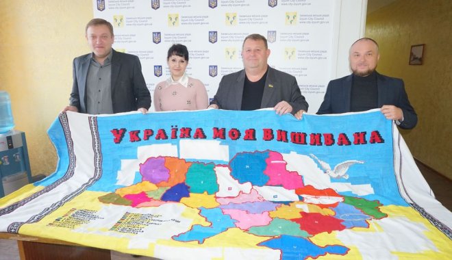 Чиновники взяли в руки нитки и иголки. Фото: city-izyum.gov.ua