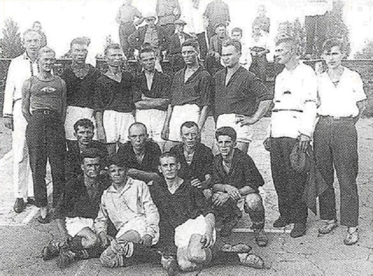 1935_god_futbolisty_hpz_chempiony_harkova_vnizu_v_belom_aleksandr_0.jpg