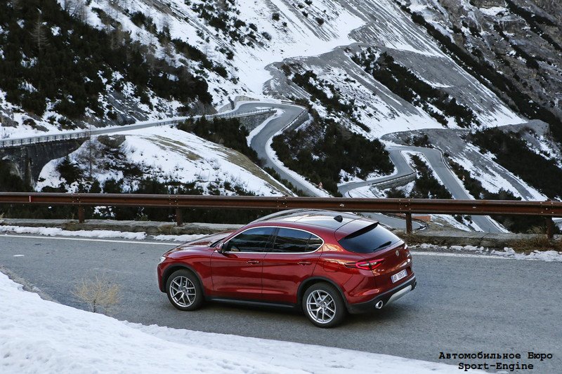 alfa_romeo_stelvio_at_stelvio_peak_s-e.jpg